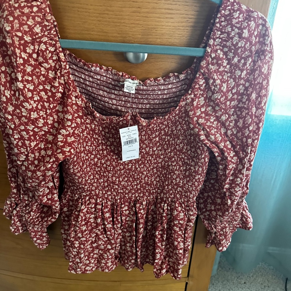 American Eagle Womens sz S fluted sleeve, smocked bodice, crimson print blouse